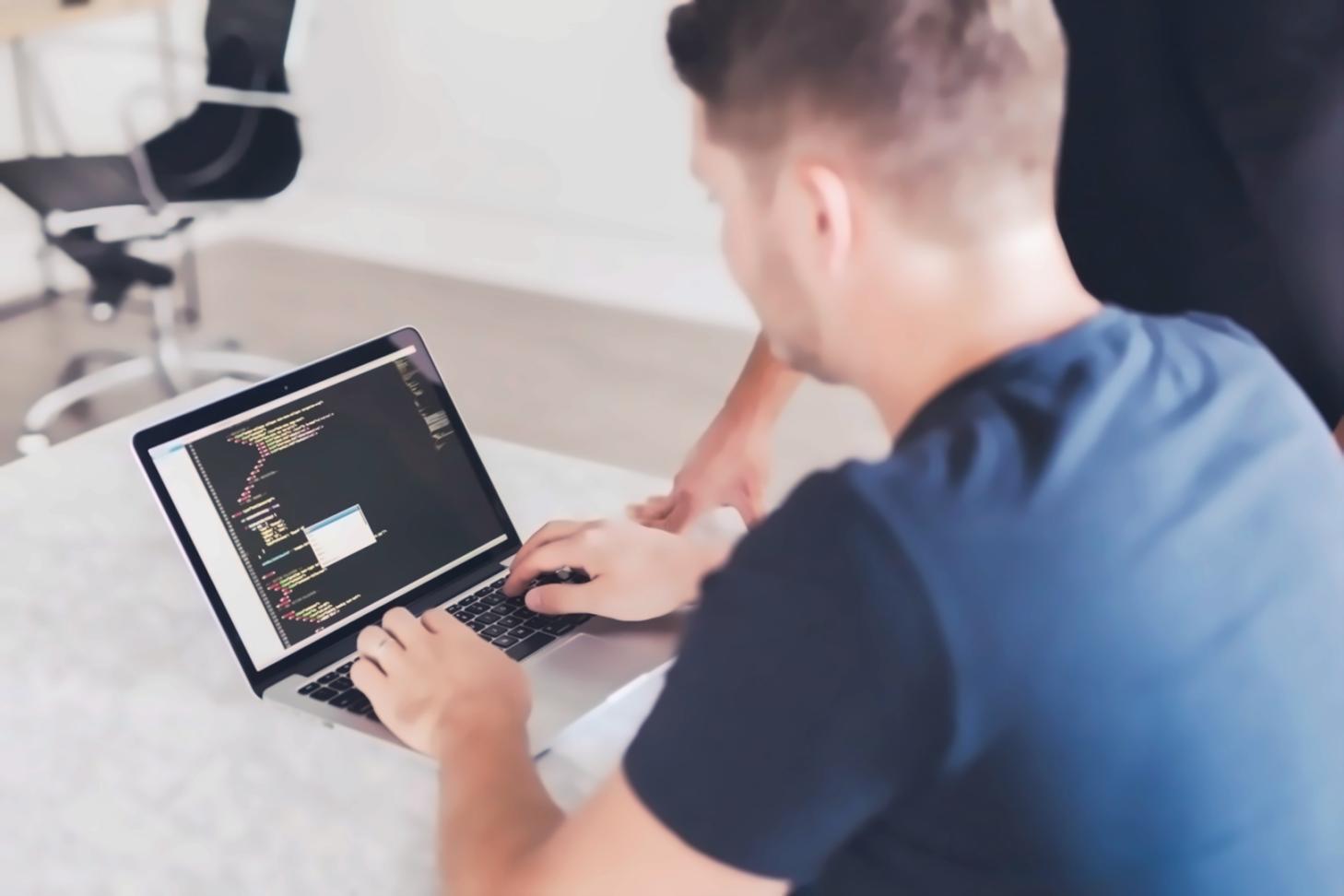 Uczestnicy webinaru ygajaqatyrovywu podczas sesji na żywo poświęconej AI w edukacji