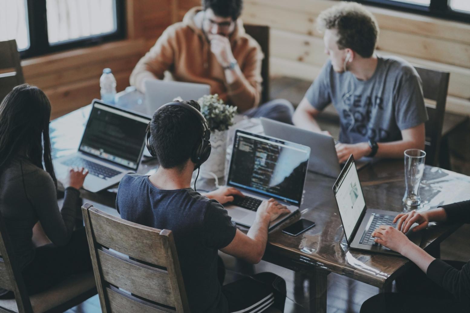 Przegląd analityczny zastosowań AI w edukacji i szkoleniach online
